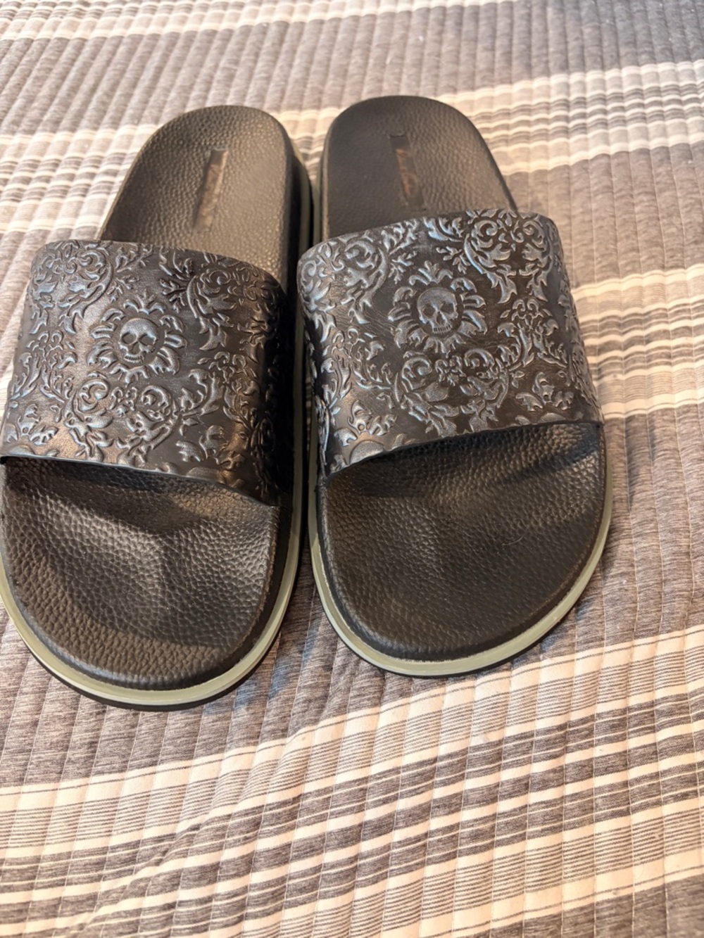 NWOT Robert Graham Men’s Size 13 Black Embossed Slide Sandals - Picture 3 of 8